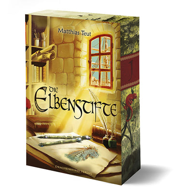 Das Cover zeigt eine mittelalterliche Schreibstube. In der Steinwand ist ein Fenster mit rotem Rahmen eingelassen. Davor steht ein Tisch mit Büchern, zwei Tintenfässern, Schreibfedern und einem Blatt Papier, auf dem ein blauer Drache gezeichnet ist. Neben der Zeichnung liegen zwei mit Steinen verzierte grüne Schreibfederhalter, die von der Sonne beschienen werden. Links steht ein Bücherregal mit Büchern, Schriftrollen und Federstiften. Der Titel steht in schwarzen Buchstaben mittig über dem Schreibtisch.